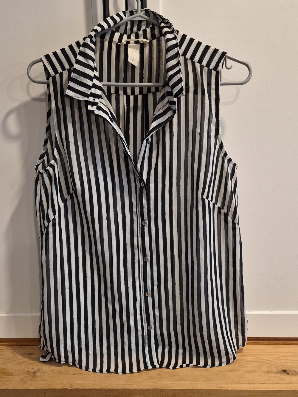 💥💙 H&M Black & White Vertical Stripe Sleeveless Button-Up Camisole - Picture 2 of 3